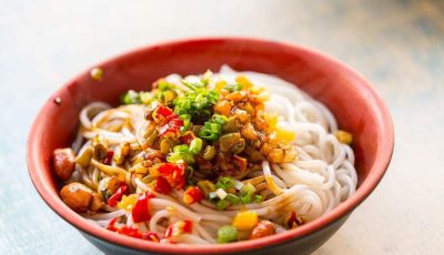 从“小米粉”到“大产业” 酸辣臭的螺蛳粉咋这么“上头”